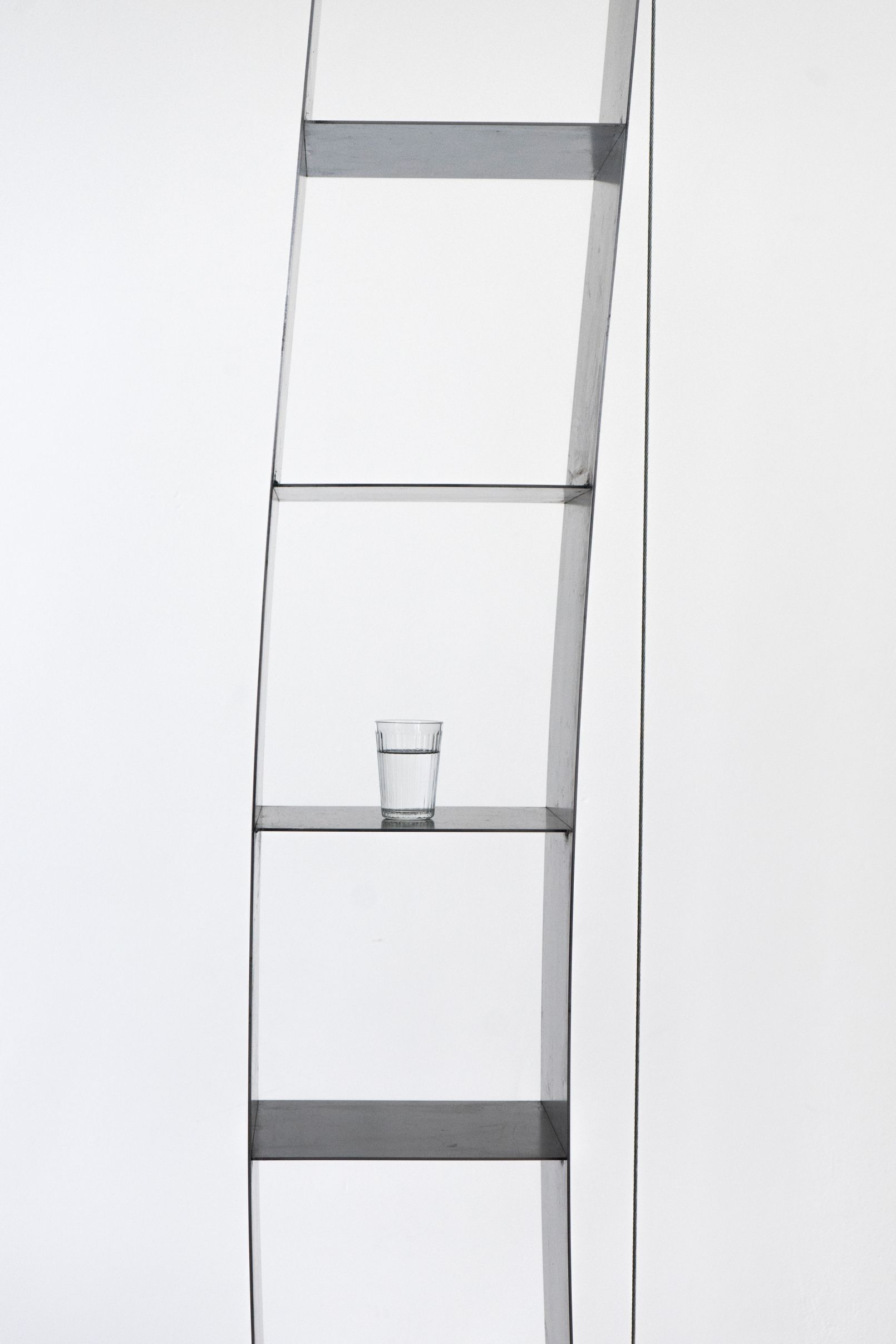 Gespanntes Regal Nils Holger Moormann