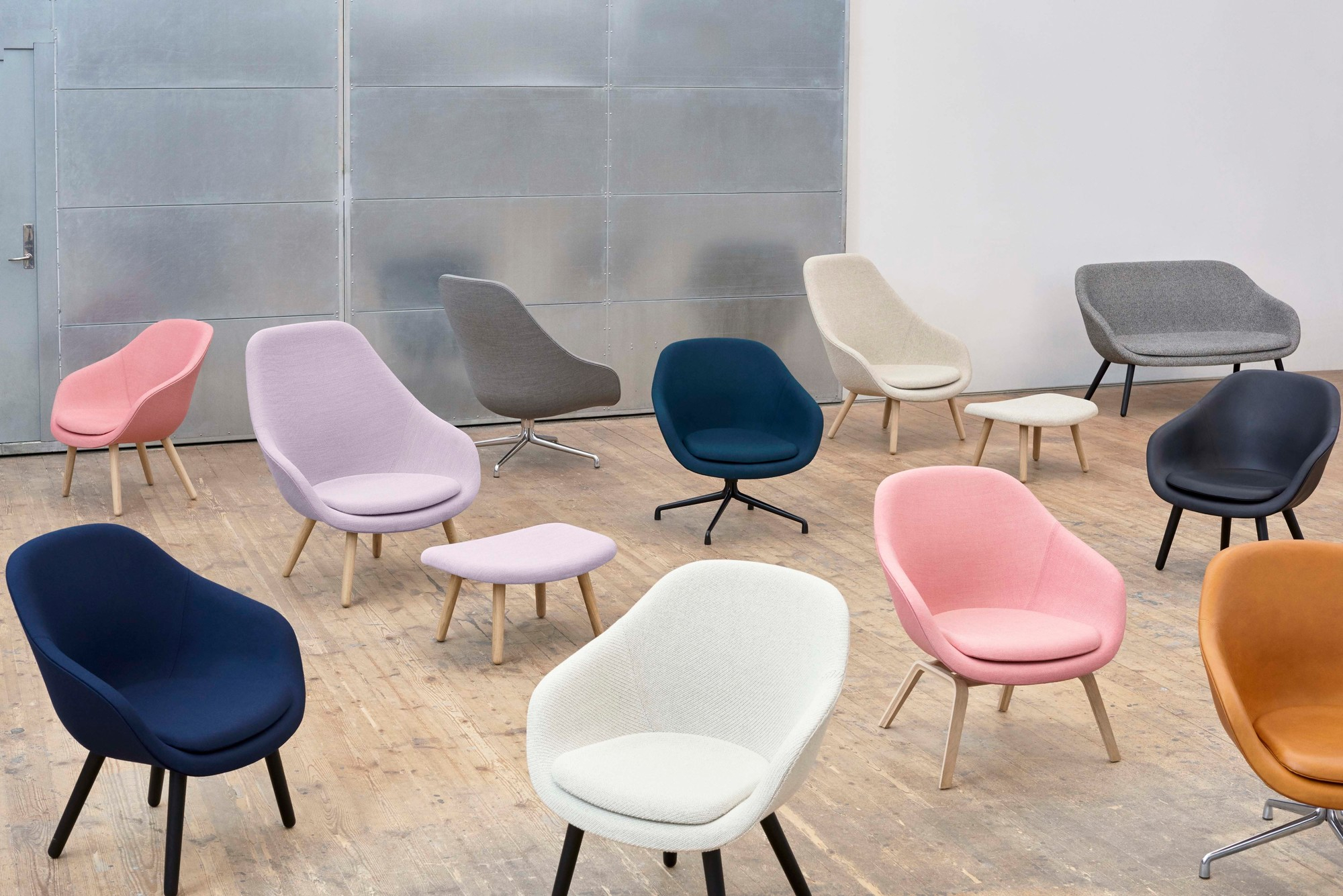 Vielfalt an About a Lounge Sesseln AAL 91 von Hay in verschiedenen Farben und Ausführungen.