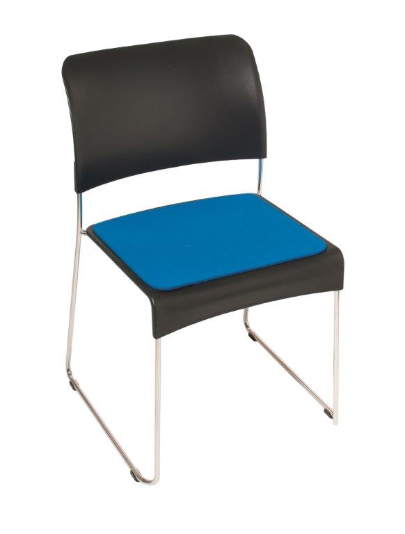 Bild einer schwarzen Sitzgelegenheit mit blauer Filzauflage für mehr Komfort. Sitzauflage aus Filz.