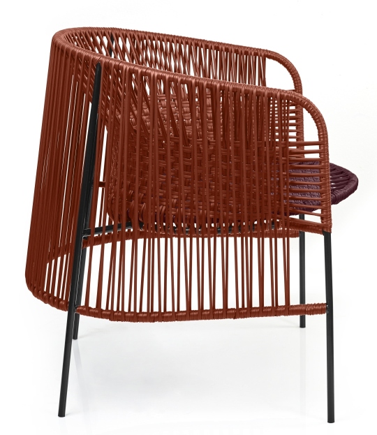 Brauner Ames Caribe Chic Loungesessel für den Außenbereich, geflochtenes Design mit schwarzem Metallgestell.