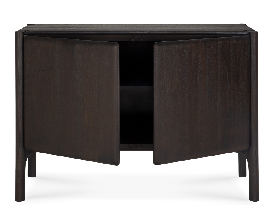 PI Sideboard von Ethnicraft aus dunklem Holz mit geöffneten Türen, modernes Design.