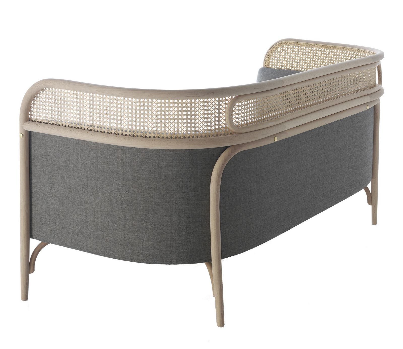 Targa Sofa von Wiener GTV Design mit grauem Stoffbezug und Wiener Geflecht im Holzrahmen.