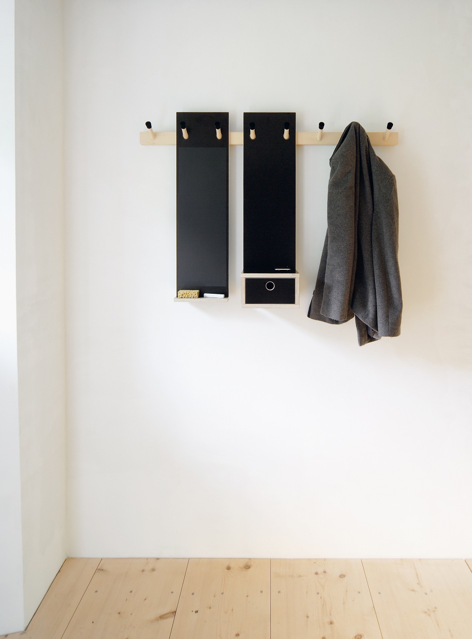 Rechenbeispiel Hakenleiste von Nils Holger Moormann: Moderne Garderobe mit Haken, Ablage und Jacke.