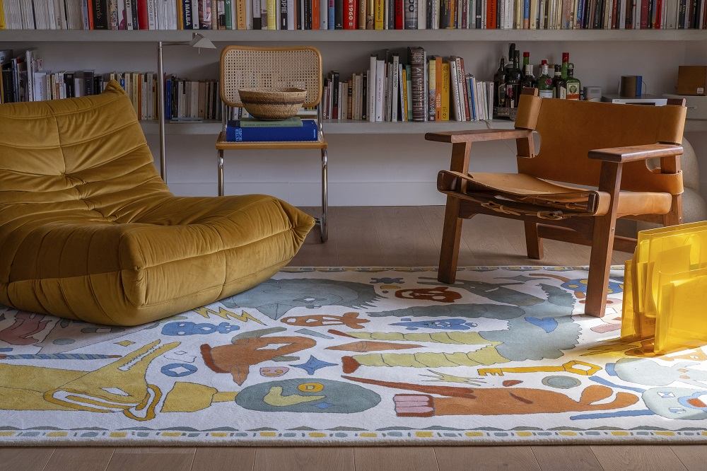 Nanimarquina Teppich Troupe Collection 200x300 cm mit abstraktem Muster in modernem Wohnzimmer.