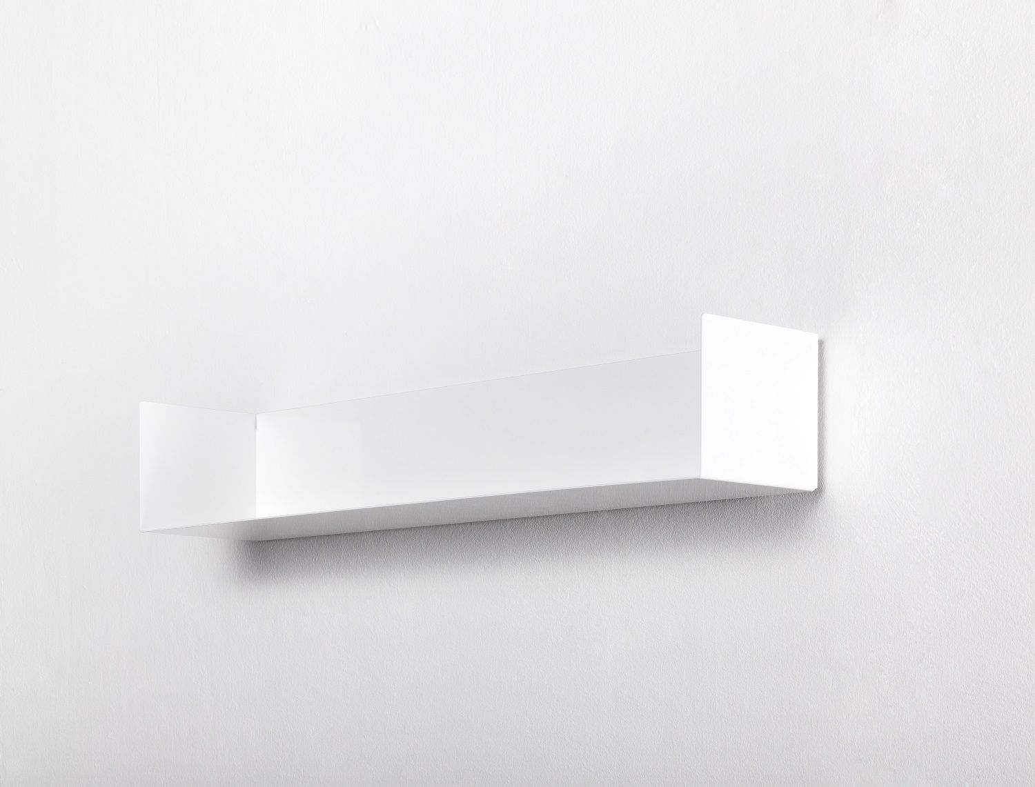 Weißes CD-Regal Linea1 von Müller Möbelwerkstätten an einer weißen Wand, minimalistisches Design.