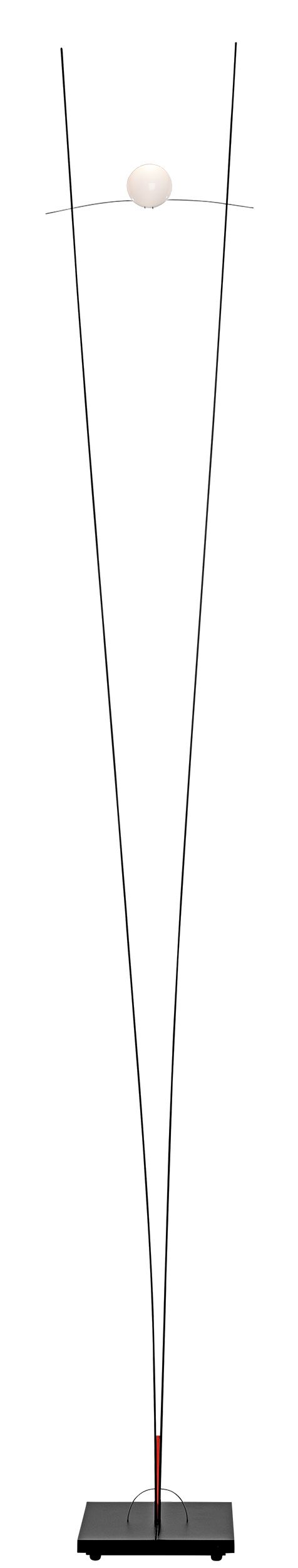 Ilios Stehleuchte von Ingo Maurer in Silber mit schwarzem Sockel und weißem Leuchtkörper.