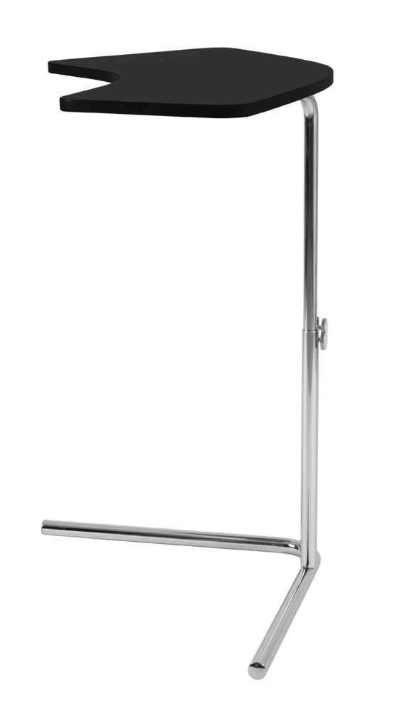 Abbildung des K26L Beistelltisches von Tecta mit schwarzer Tischplatte und verchromtem Gestell.