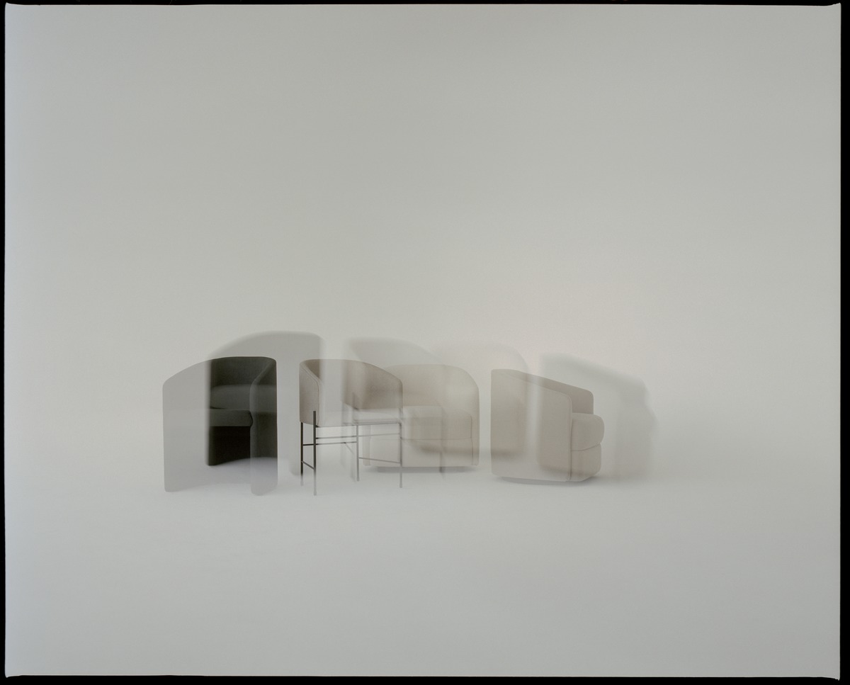 Covent Lounge Chair von New Works, Sessel mit minimalistischem Design und Metallgestell, mehrfach belichtet.