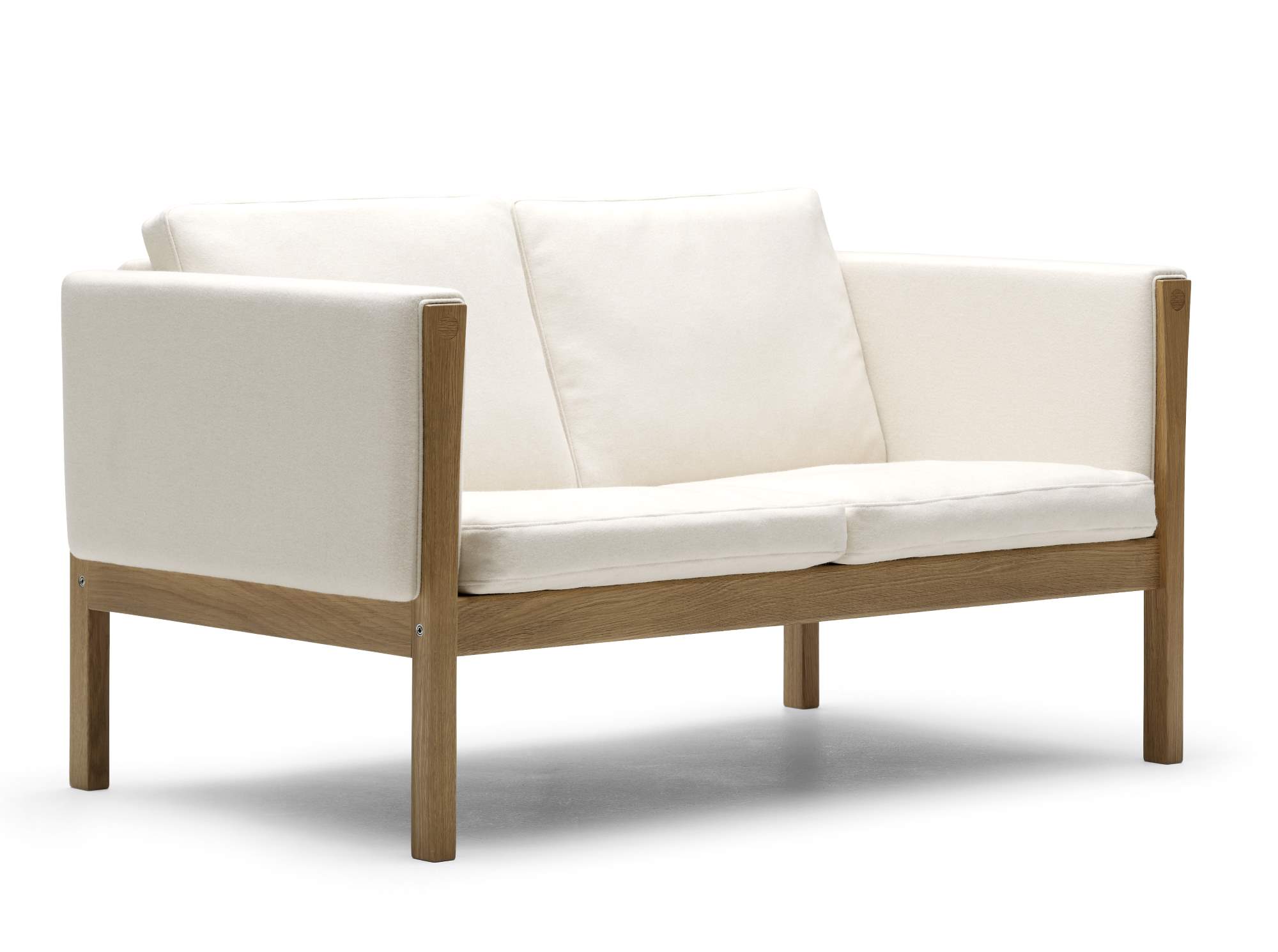 CH162 Sofa Zweisitzer von Carl Hansen: Moderner Zweisitzer mit hellem Bezug und Holzgestell.