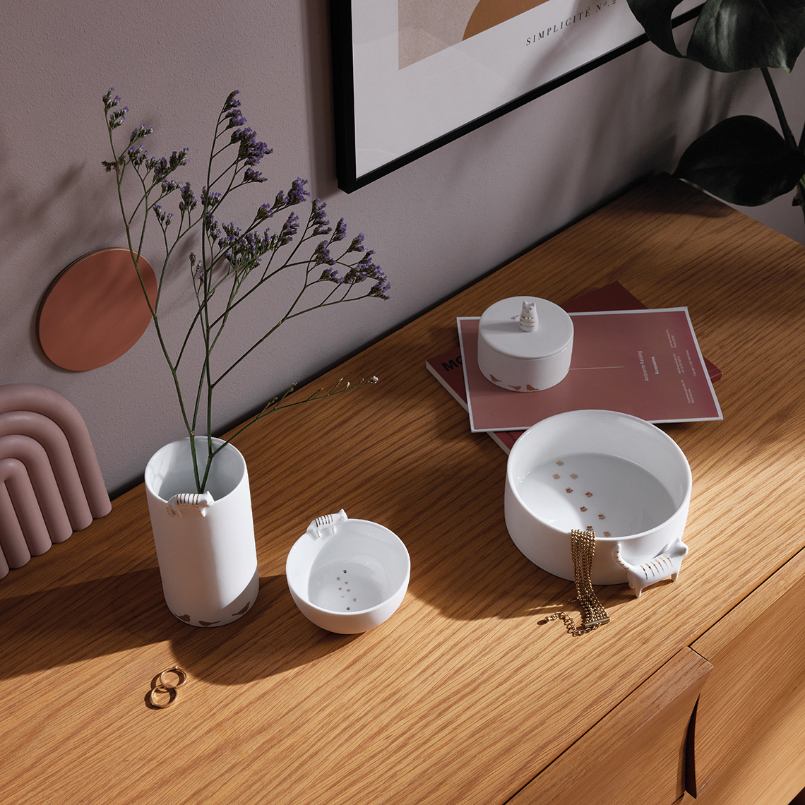 Nahaufnahme der Räder Vogelschwarm Porzellangeschichten Vase mit Trockenblumen und passenden Schalen auf einem Holztisch.