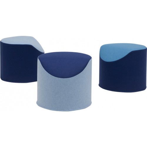 Drei blaue Coral Hocker Softline, runde Sitzhocker für Wohnzimmer und Büro, moderne Möbel.