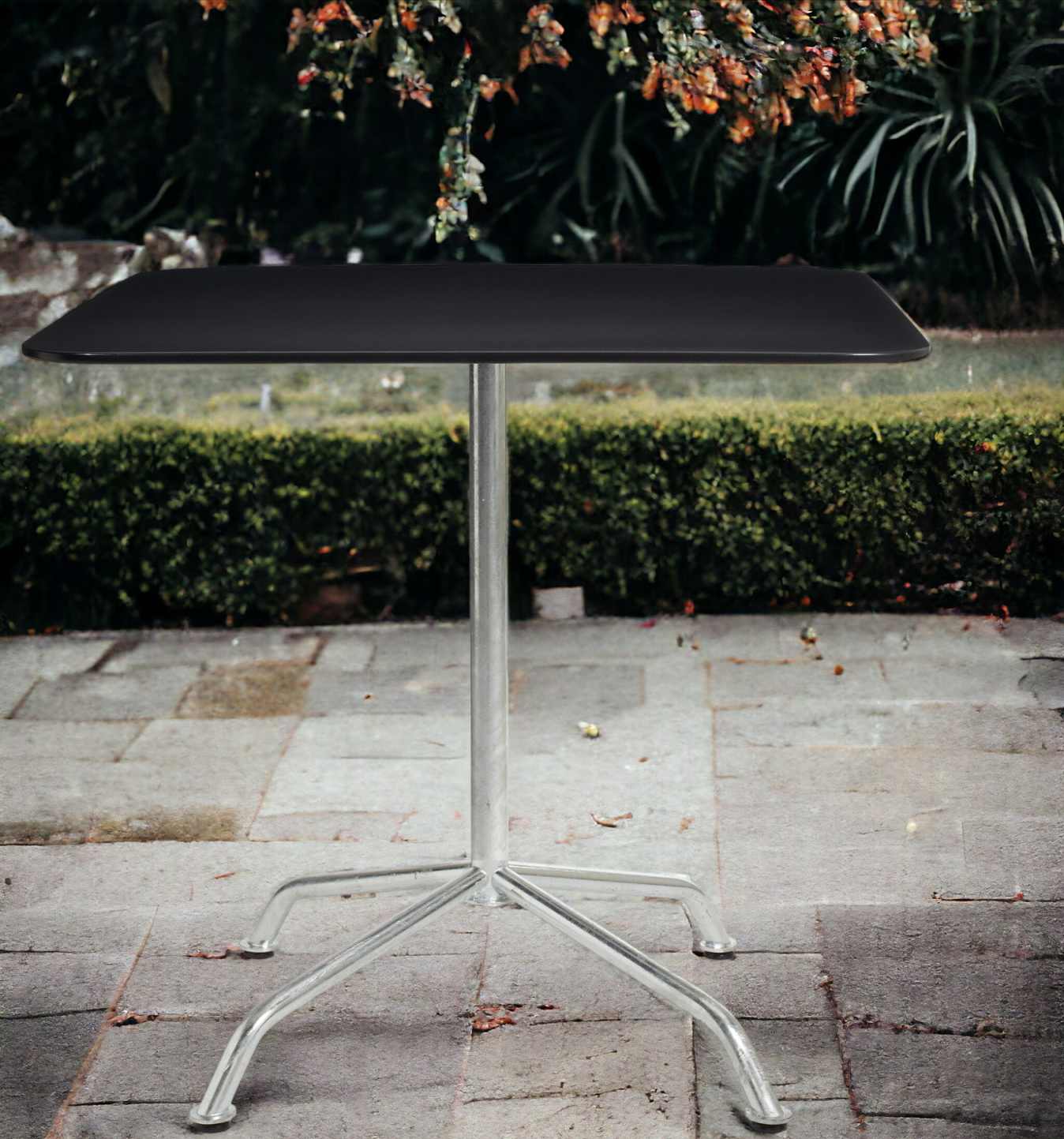 Haefeli Gartentisch in Verkehrsrot: Quadratischer Outdoor-Tisch mit Stahlgestell für Garten und Terrasse.