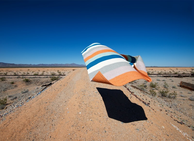 Musterbild: Pappelina Molly Kunststoffteppich FOREST mit Streifenmuster in Wüstenlandschaft. Outdoor Teppich.