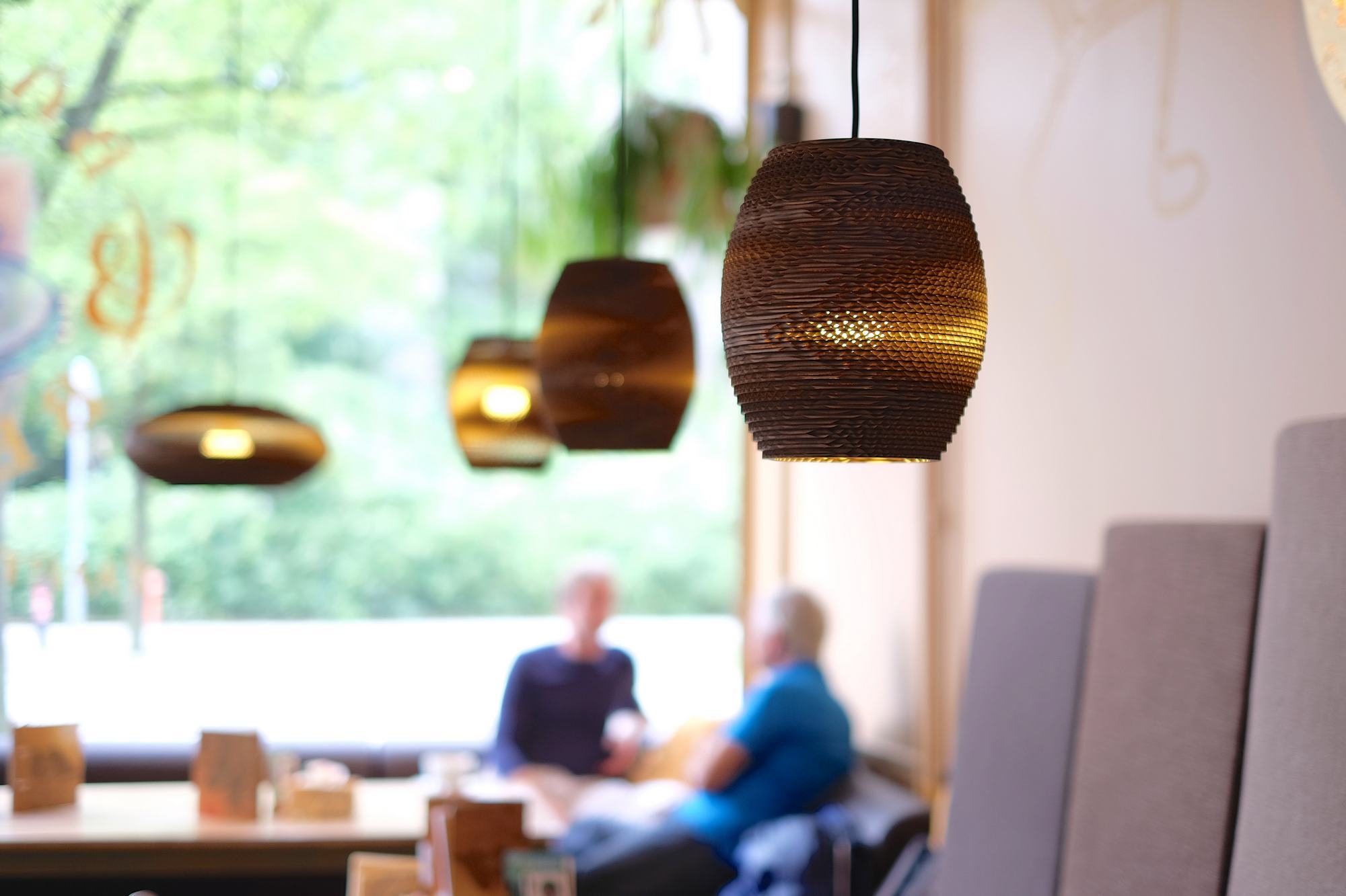 Oliv Scraplights Hängeleuchte von Graypants: Nahaufnahme der braunen Designlampe aus recycelter Pappe. Nachhaltige Beleuchtung.