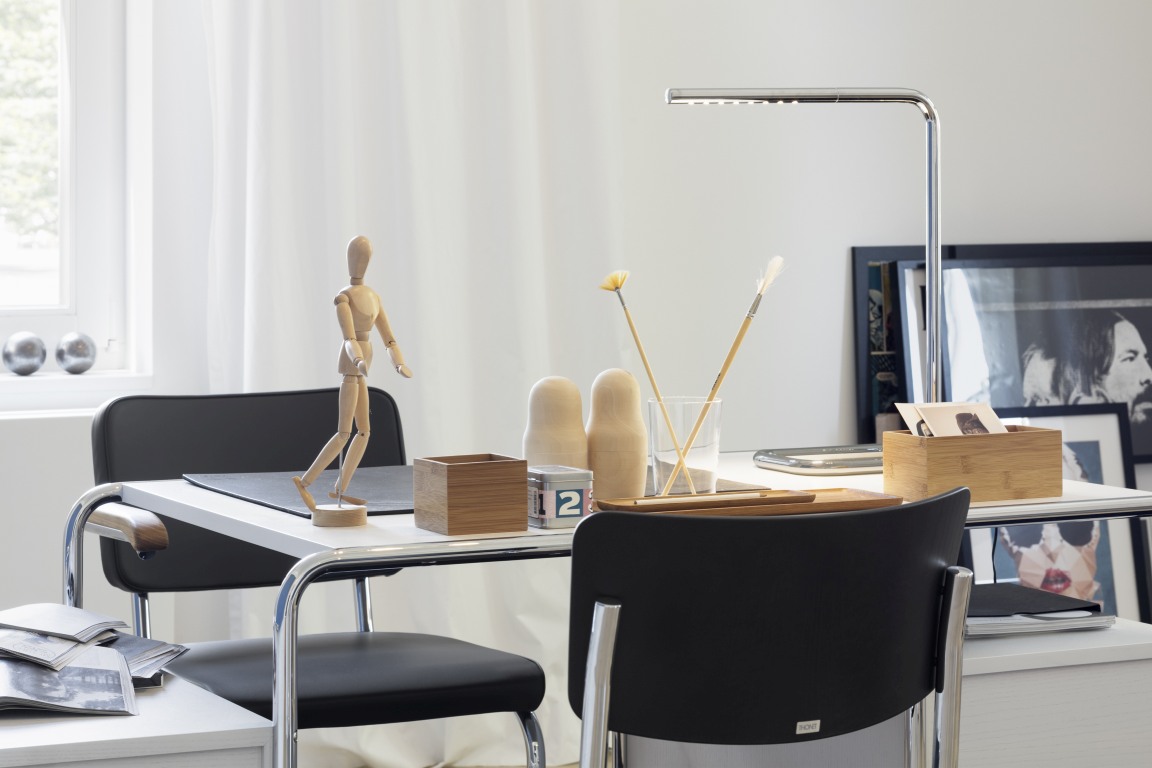 Lum 50 Tischleuchte von Thonet, verchromt, auf einem Schreibtisch mit Deko-Elementen.