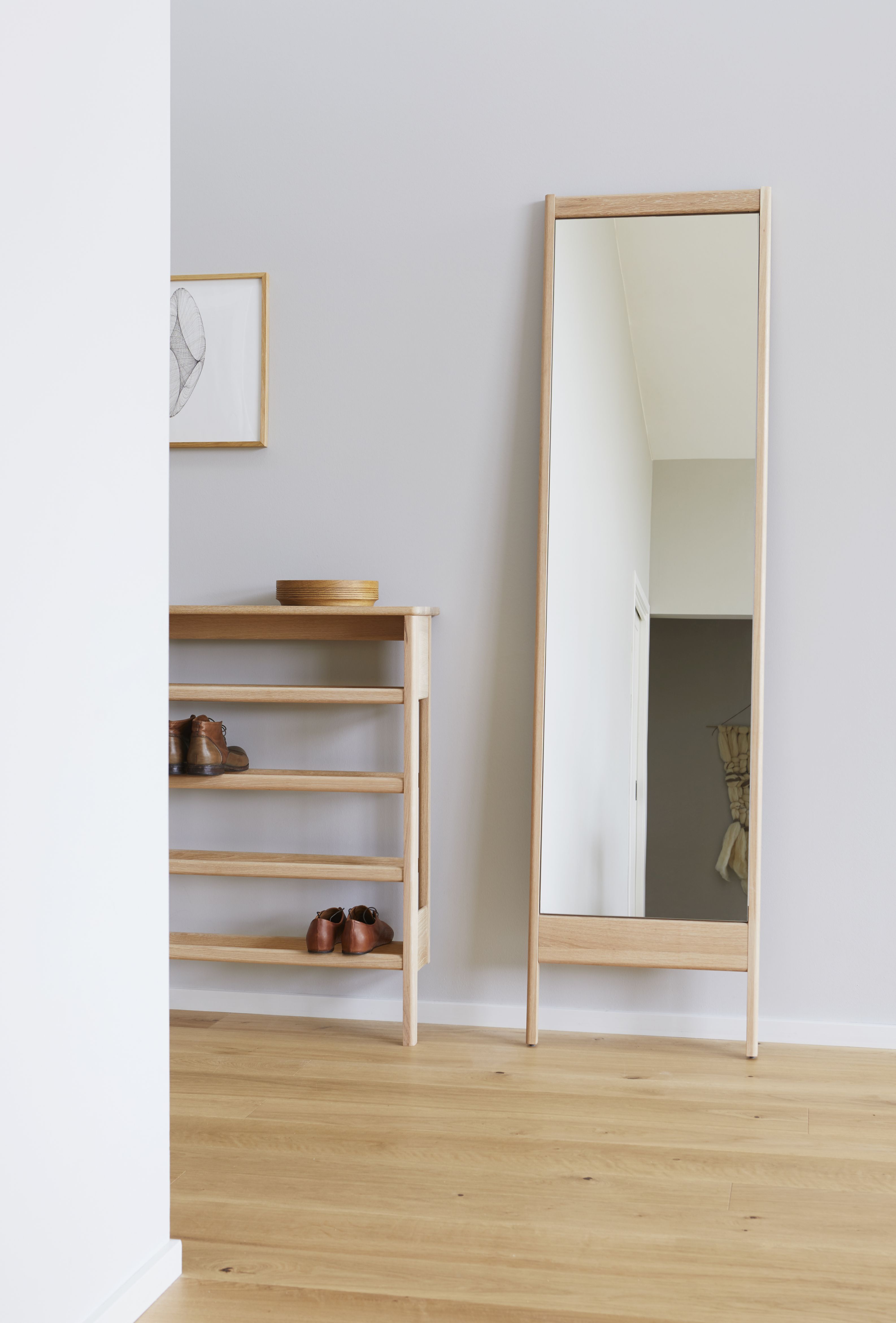 A Line Spiegel von Form & Refine aus Eiche, weiß geölt, im Flur.