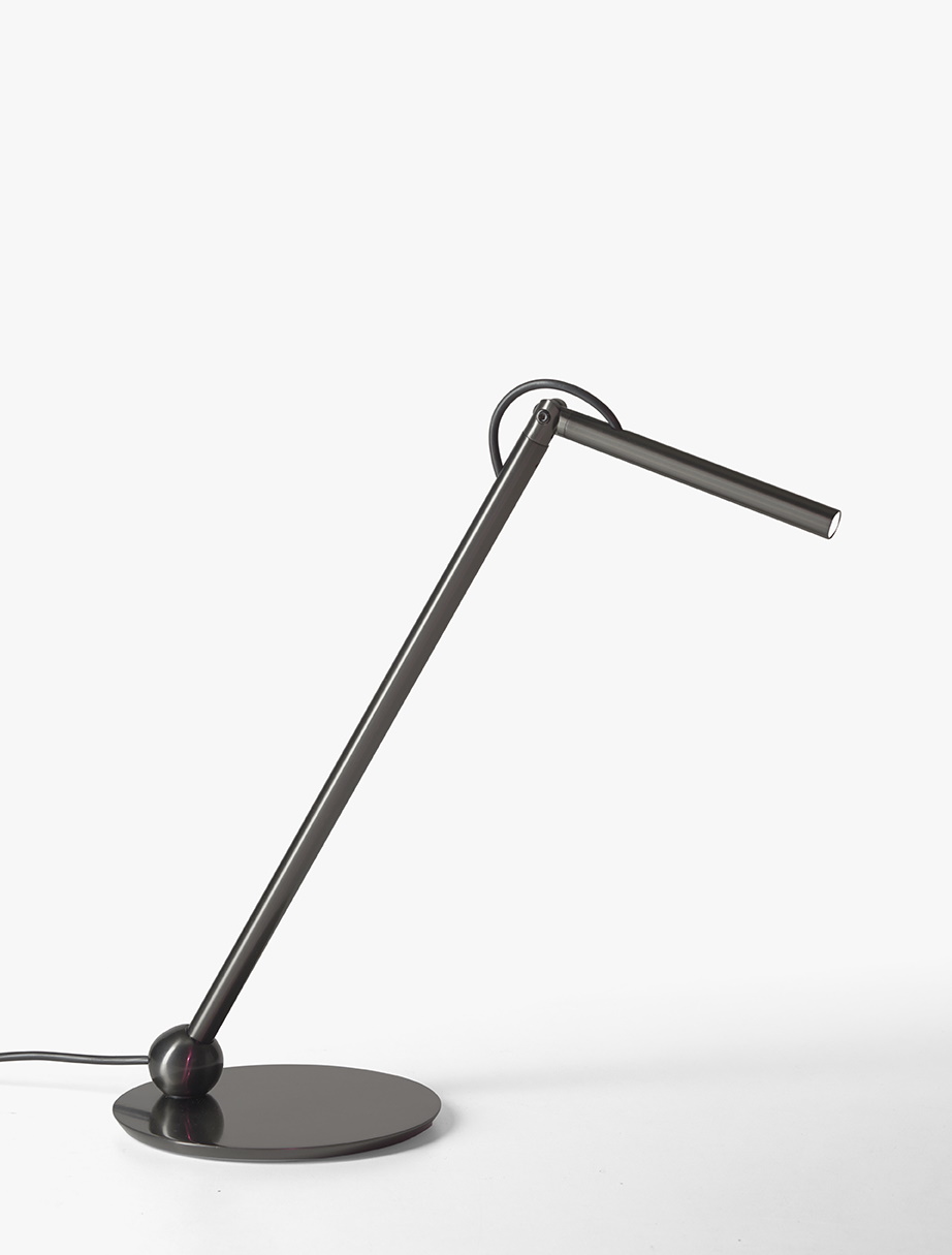 Schwarze Calamaio Tischleuchte von Oluce: Moderne Schreibtischlampe mit verstellbarem Arm für optimales Licht.