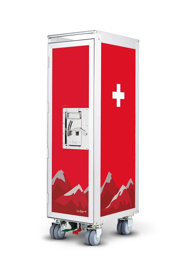 Artworks Swiss Cross Bordbar Flugzeugtrolley: Roter Trolley mit Schweizer Kreuz und Bergmotiv.