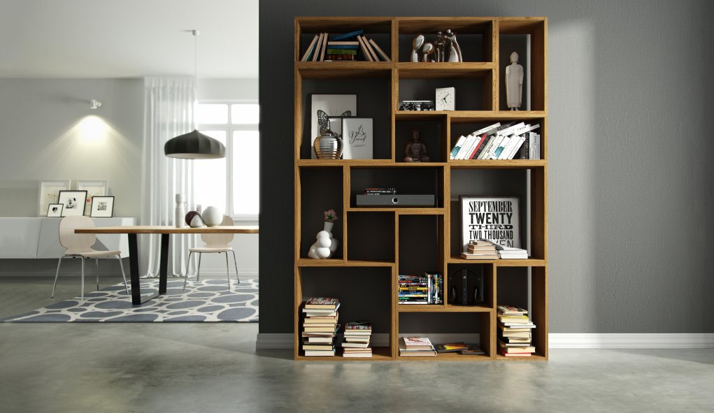 Jorden Regal Trebord: Großes, modernes Holzregal mit Fächern, gefüllt mit Büchern und Dekoration, im Wohnzimmer.