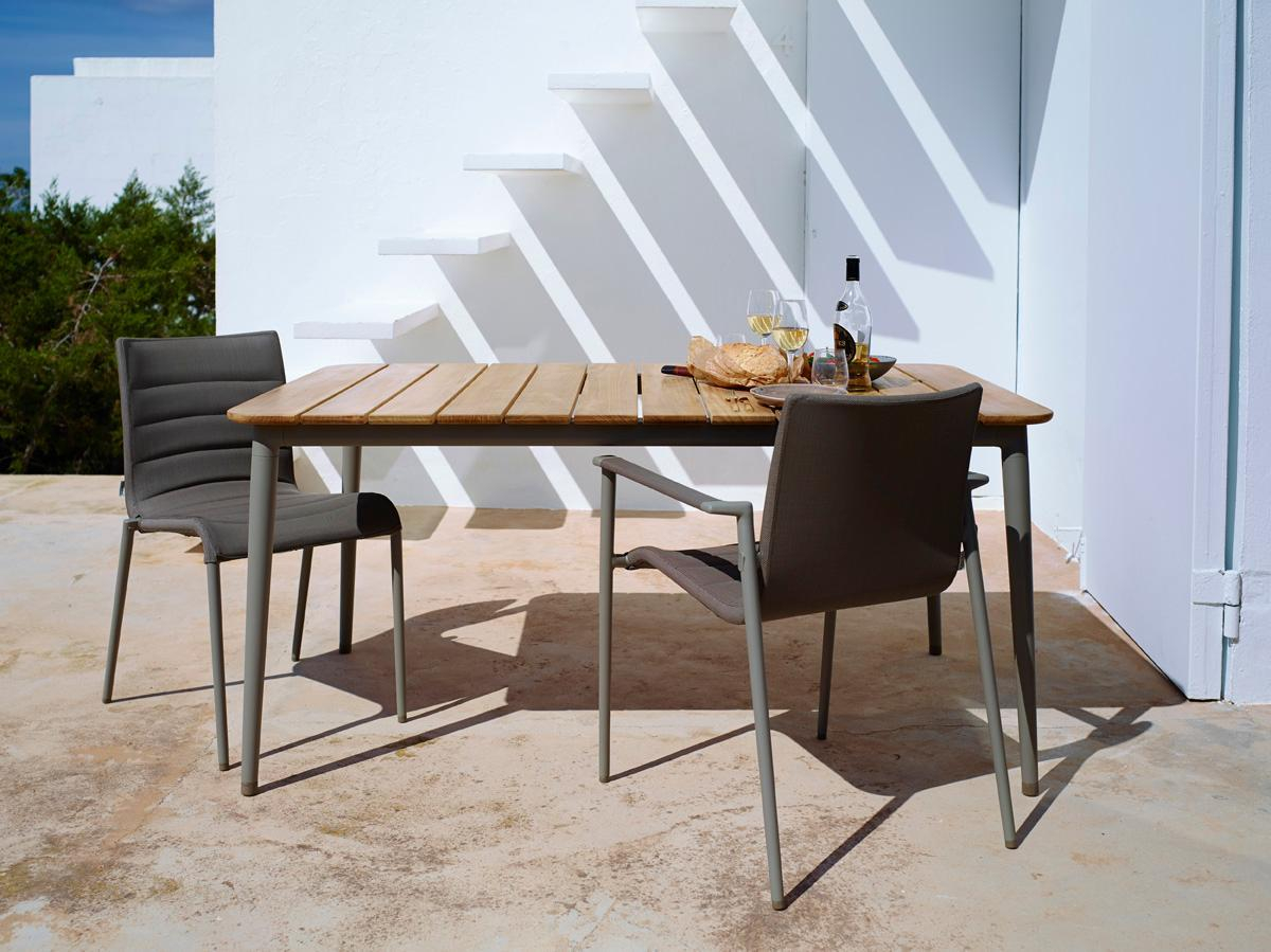 Core Outdoor Stuhl von Cane-Line am Esstisch, moderne Gartenmöbel für Terrasse und Balkon.