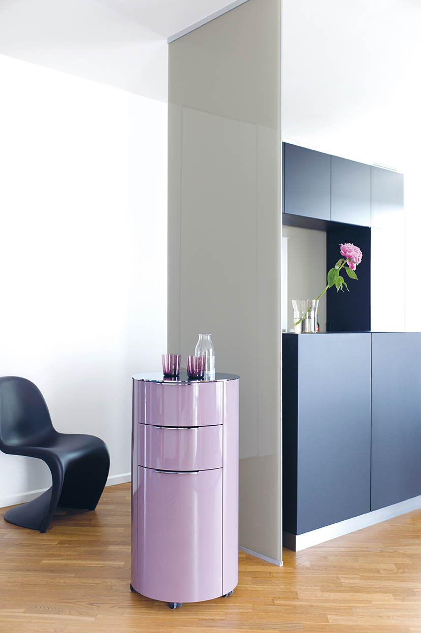 Conga Rundkommode von Schönbuch, Höhe 74 cm, mit drei Schubkästen in Lila. Moderne Kommode für Wohnraum.