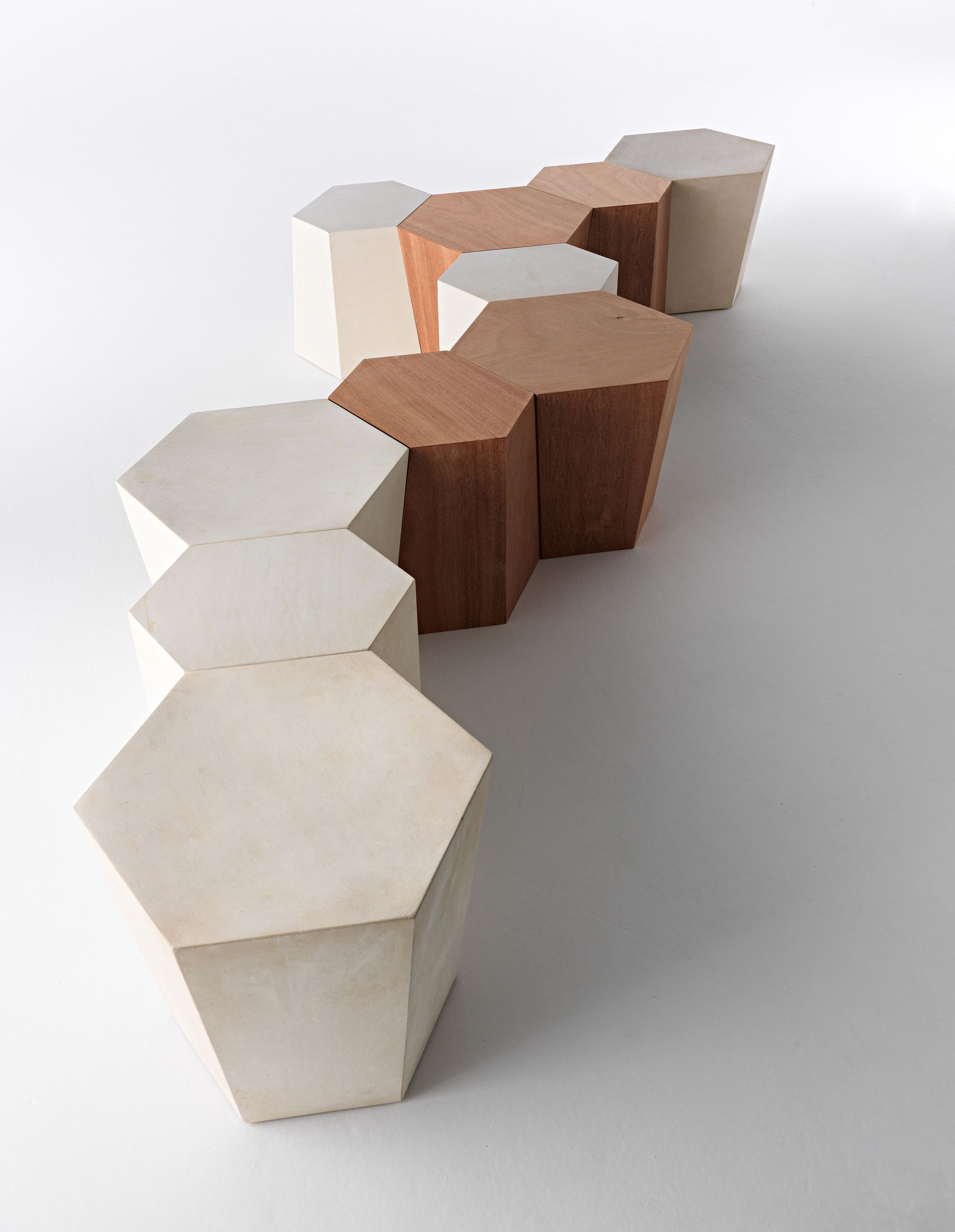 Weißer und brauner Hexagon Hocker aus Holz, modernes Design für Wohnzimmer und Büro.