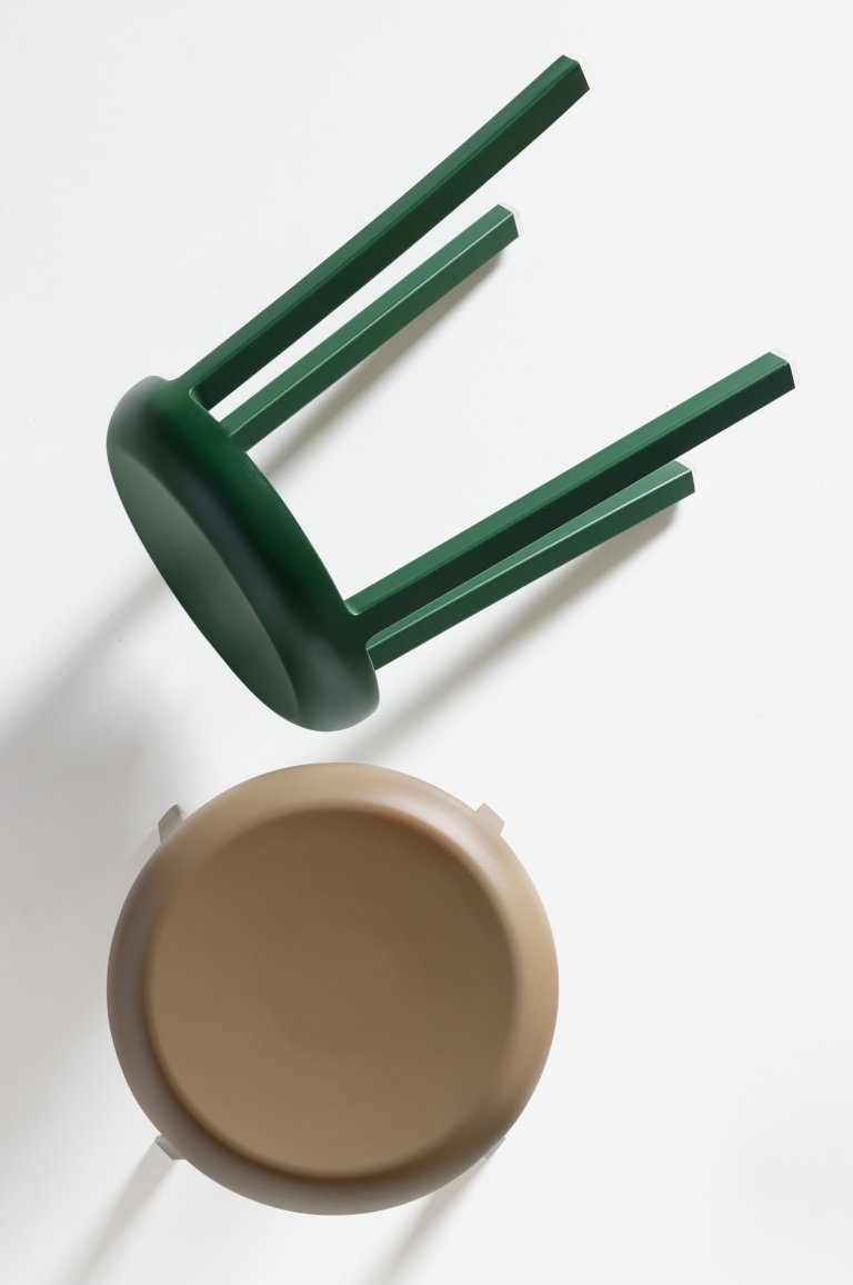 Draufsicht: Grüner Za Stool Hocker von Emeco, daneben beiger Hocker auf weißem Hintergrund.