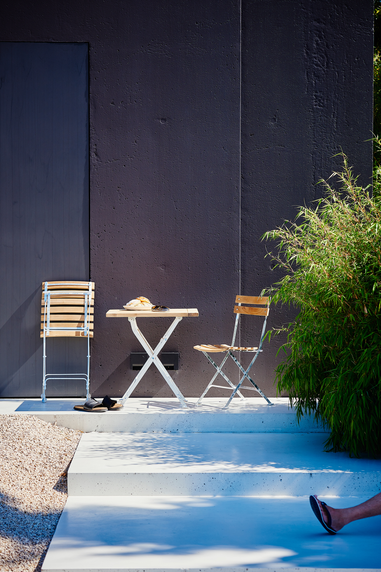 Lucca Klapptisch Natur von Jan Kurtz mit zwei Stühlen im Außenbereich.
