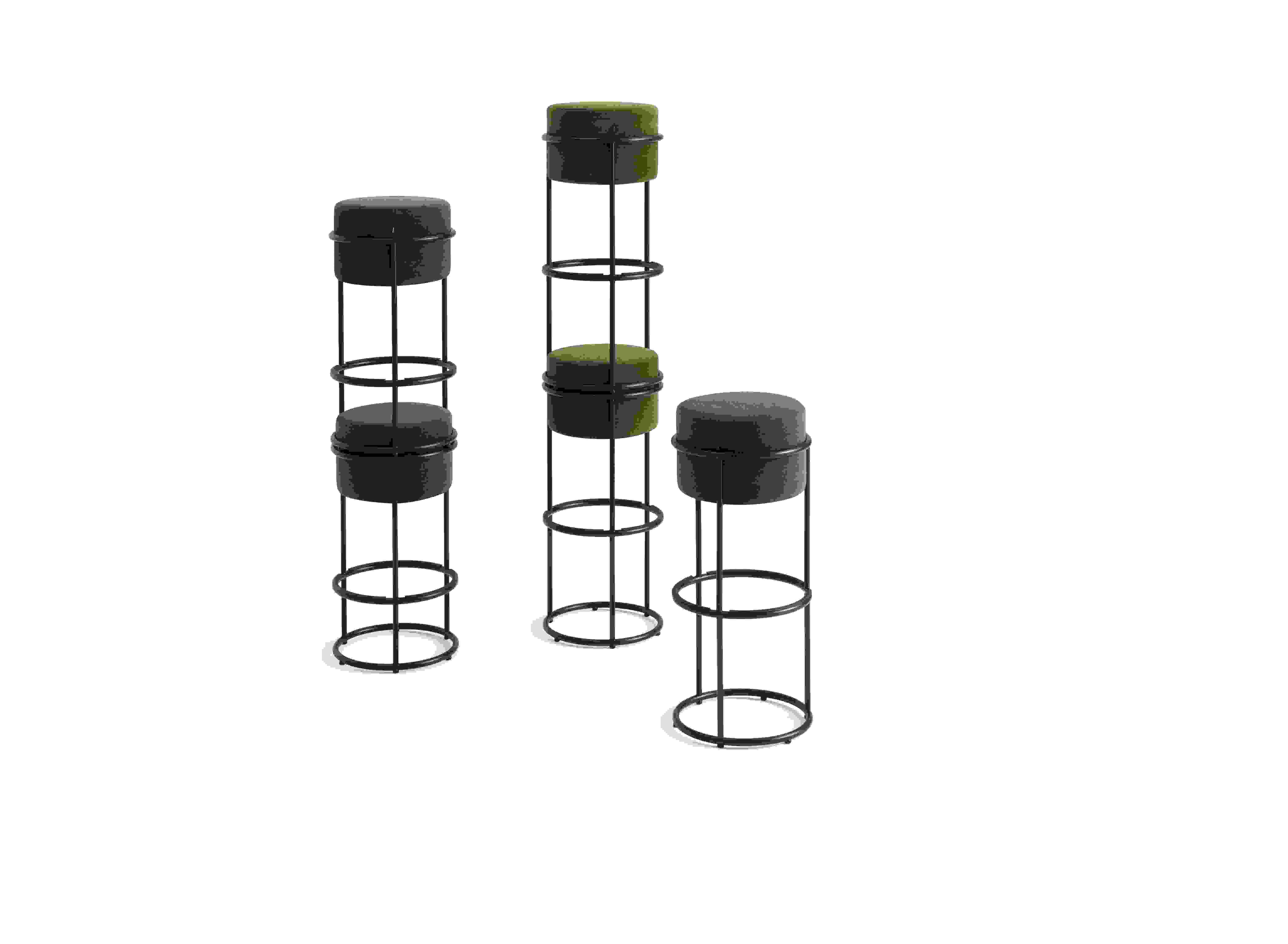 Drei Drop Barhocker von Cor mit schwarzem Metallgestell und unterschiedlich hohen Sitzflächen.