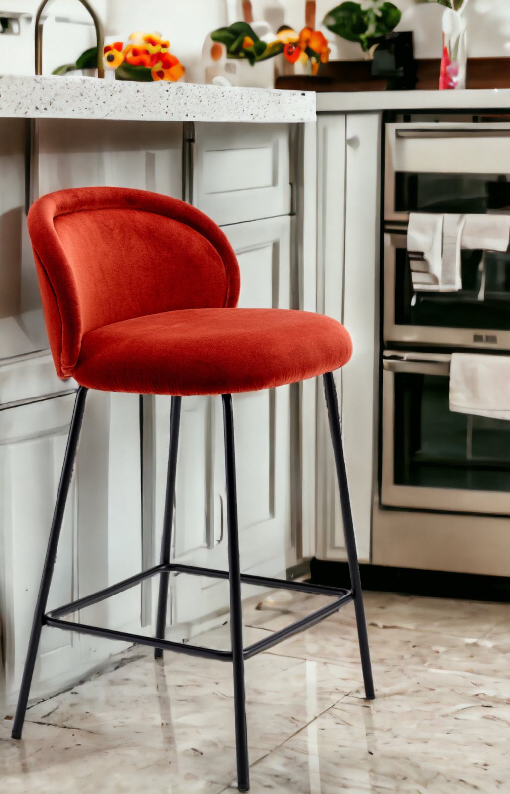 Ona Barhocker mit rotem Samtbezug und schwarzem Gestell in einer modernen Küche.