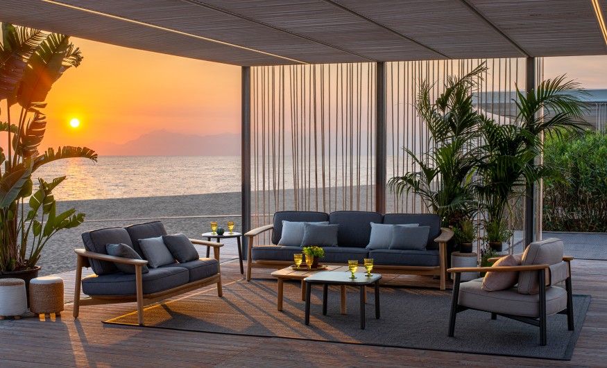 Twins Lounge Chair Sessel Outdoor Emu auf einer Terrasse mit Meerblick bei Sonnenuntergang.