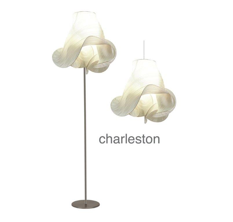 Charleston Pendelleuchte: Moderne Hängelampe und Stehlampe mit floralem, weißem Lampenschirm für stilvolle Beleuchtung.