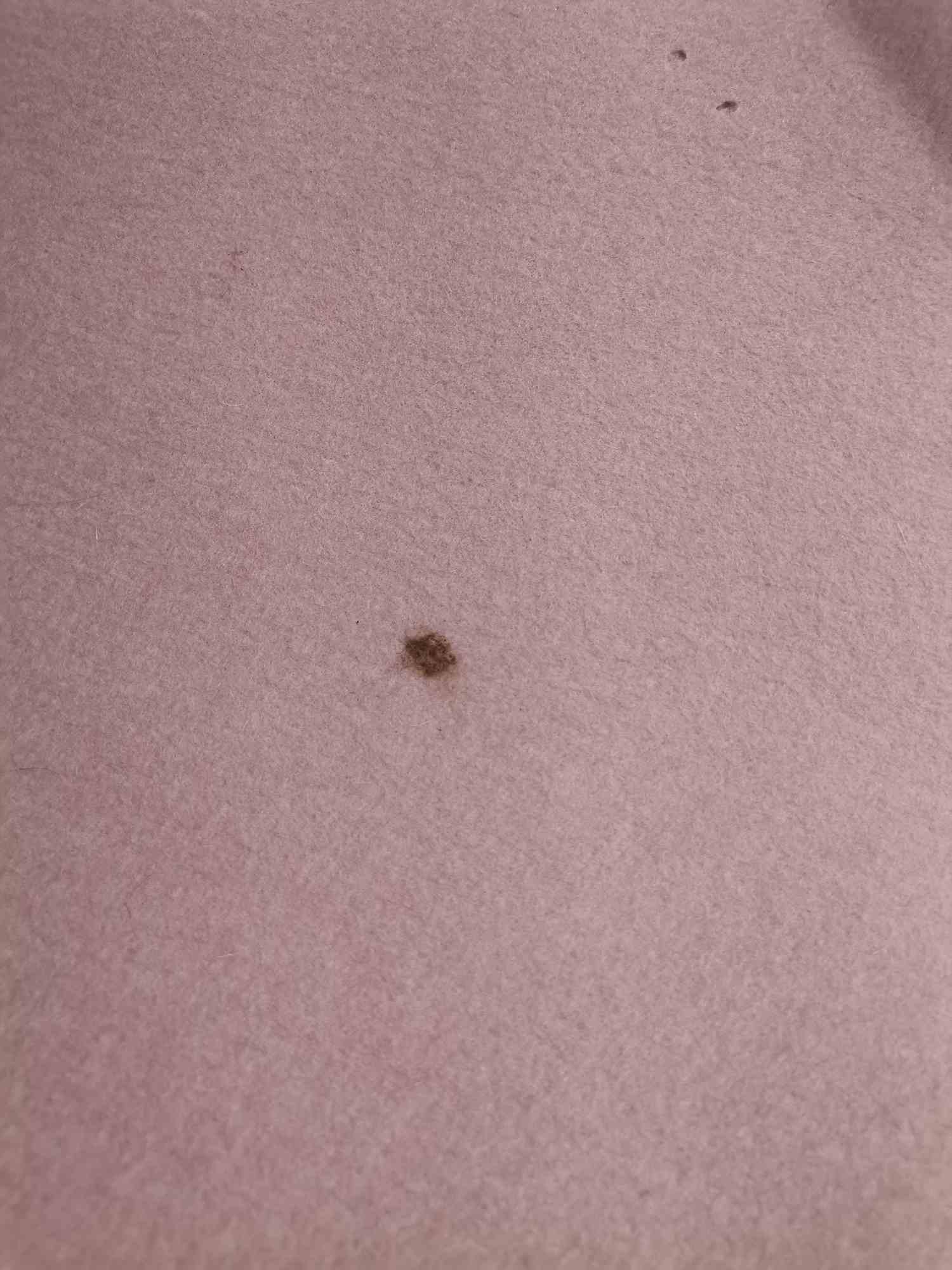 Detailaufnahme des puderfarbenen Hey Sign Teppichs 140x200 cm mit kleinem Fleck, Mängelexemplar.