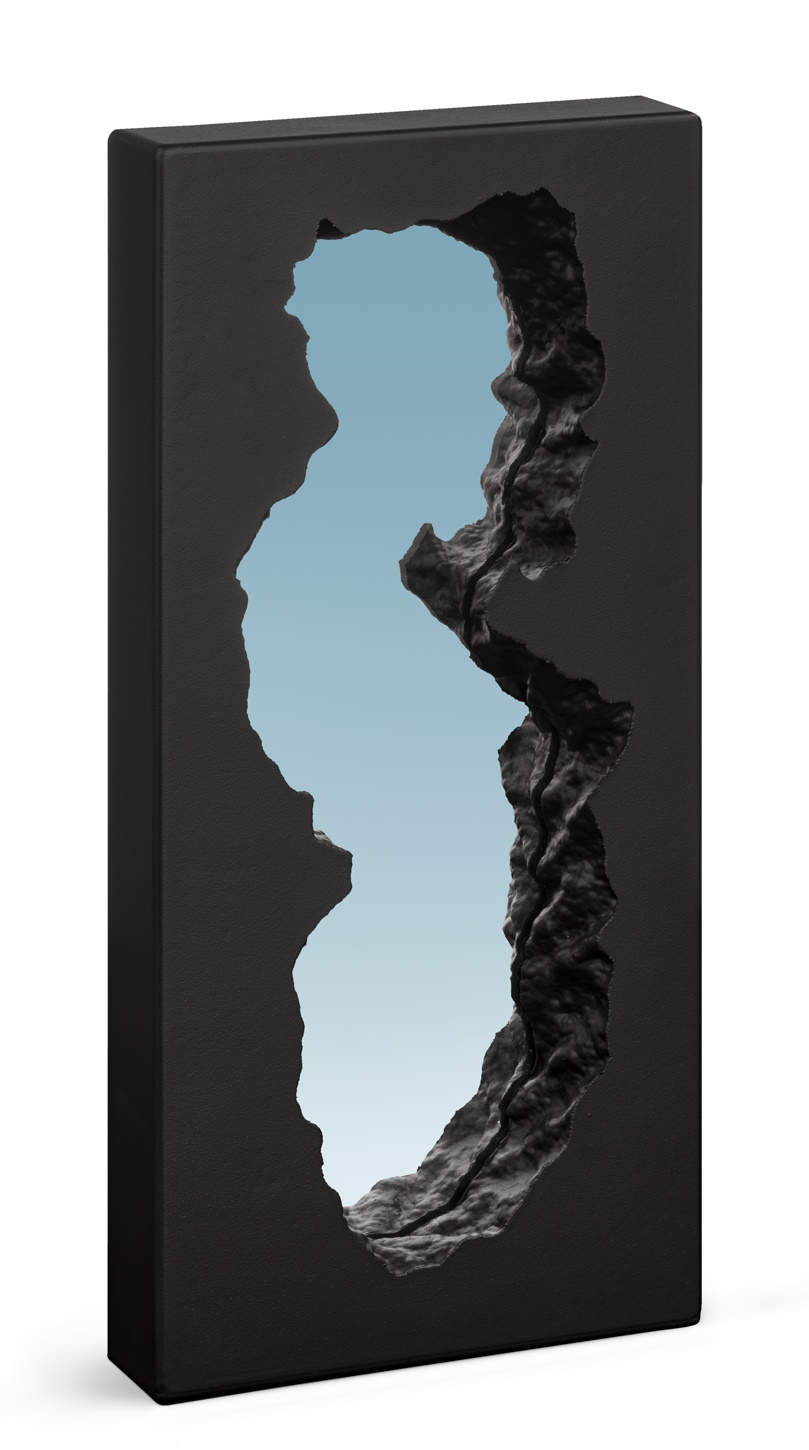 Guframini Broken Mirror: Miniatur Designobjekt mit zerrissener Spiegeloberfläche und blauem Hintergrund.