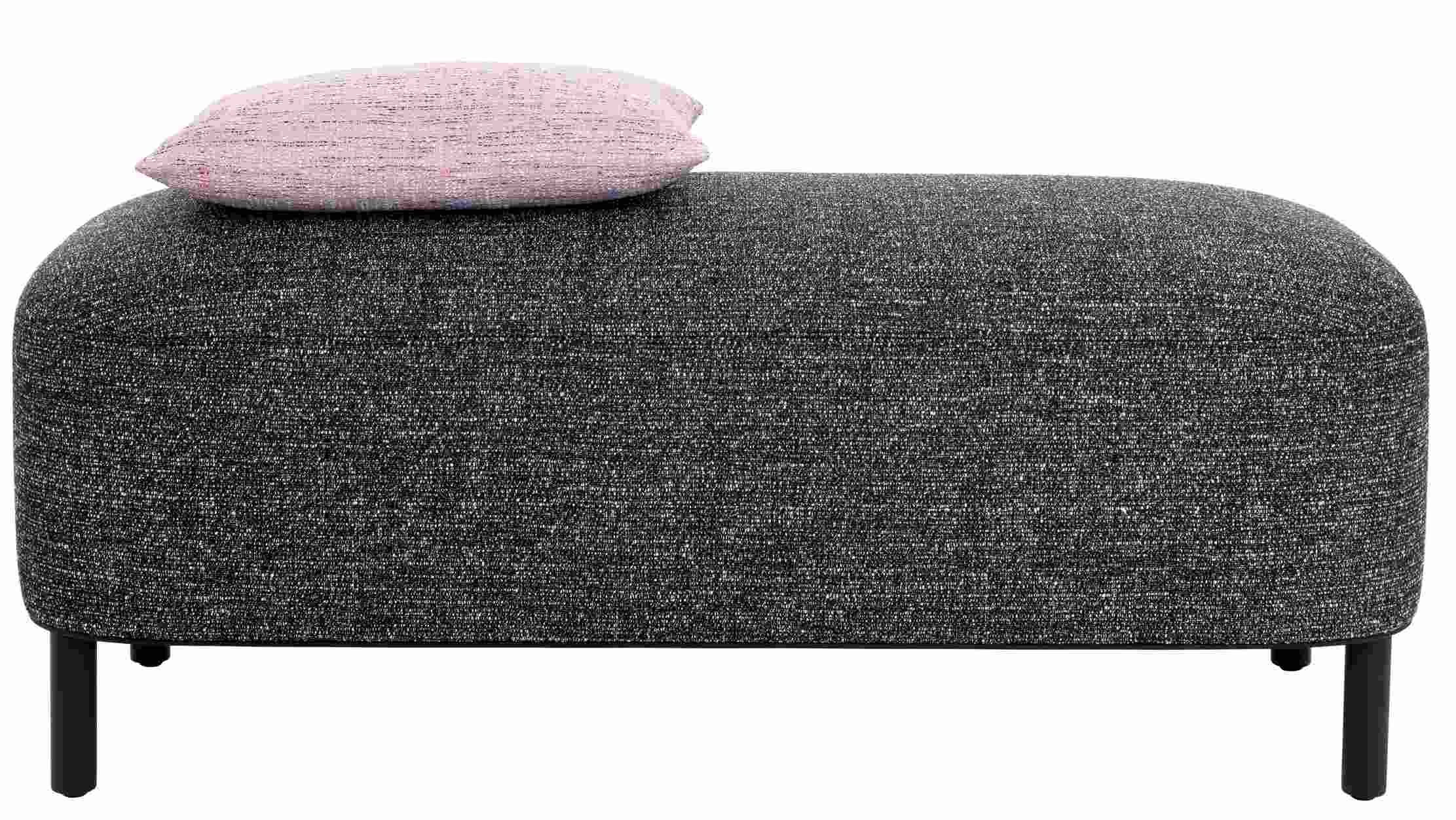 Amie Bank von Schönbuch, grauer Hocker mit rosa Kissen, modernes Möbeldesign für Wohnzimmer.