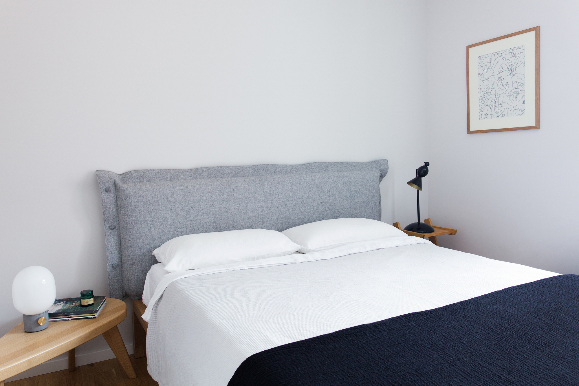 Pure Bett Eiche mit grauem Polsterkopfteil von Hans Hansen, Größe 180x200 cm.