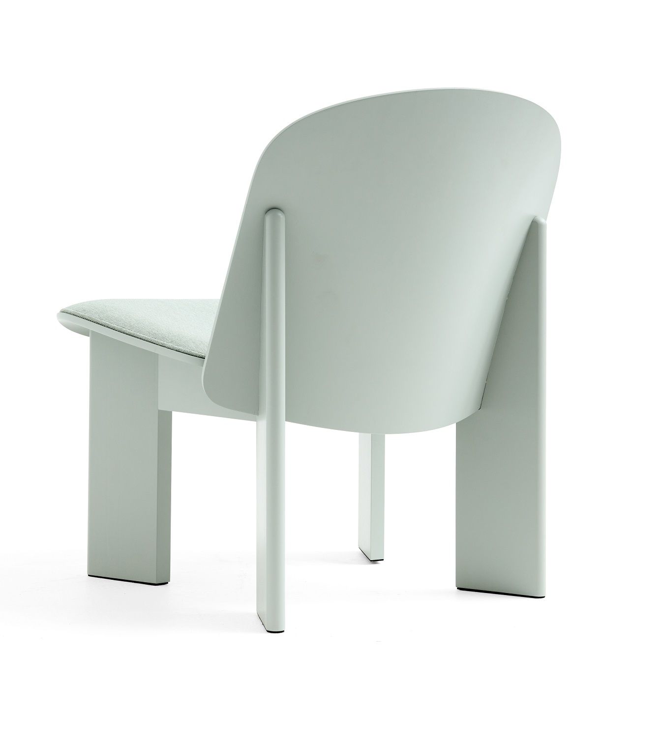 Rückansicht des hellgrünen Chisel Lounge Chair Sessels von Hay mit Vollpolsterung.