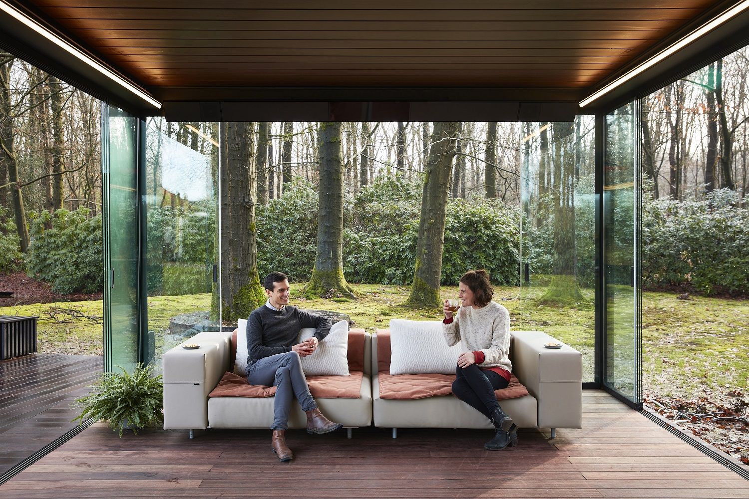 Walrus Outdoor Eckmodul von Extremis: Paar entspannt auf modernem Gartensofa mit Blick in die Natur.