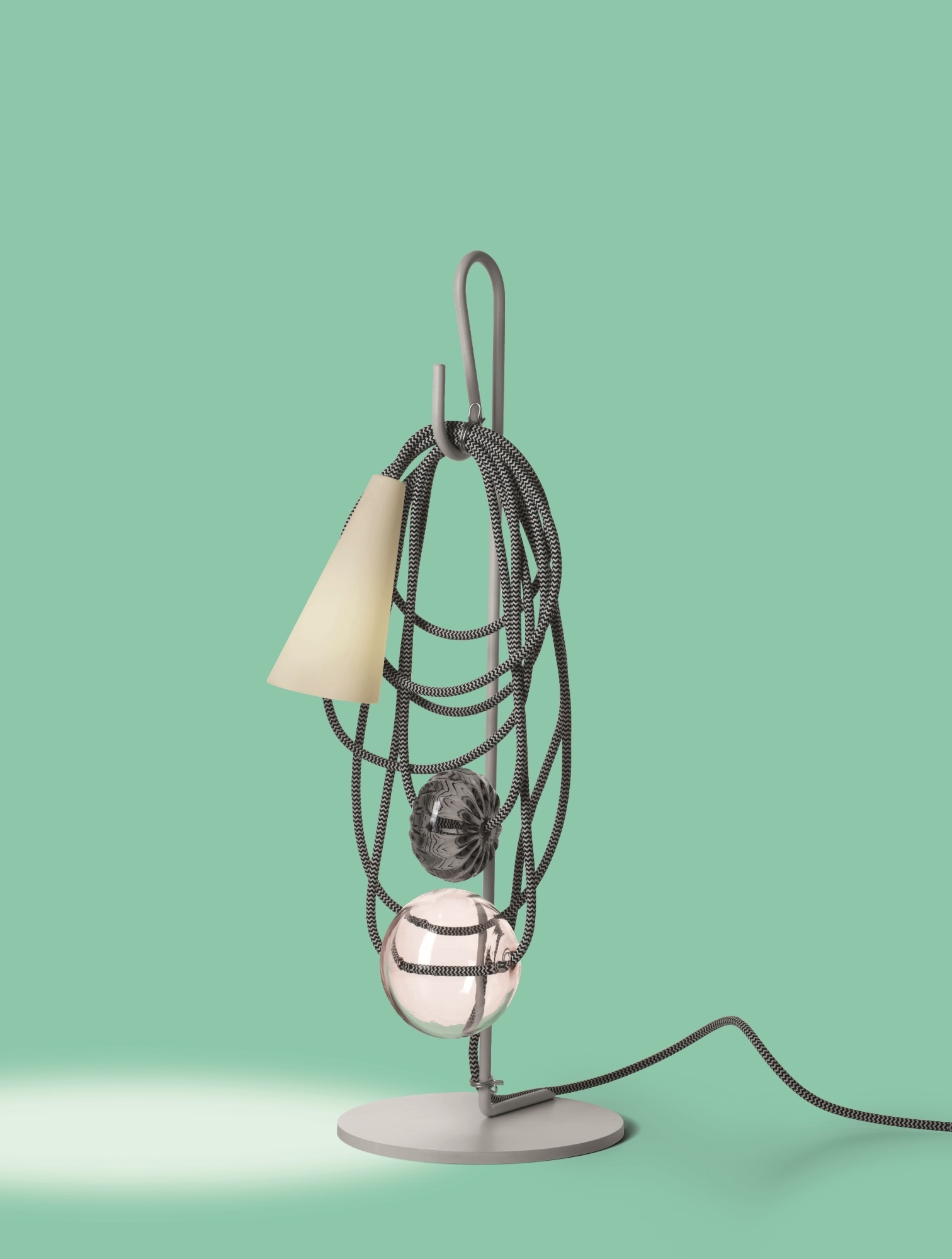 Filo Tischleuchte von Foscarini: Moderne Designerlampe mit Kegel, Kugel und dekorativem Kabel.