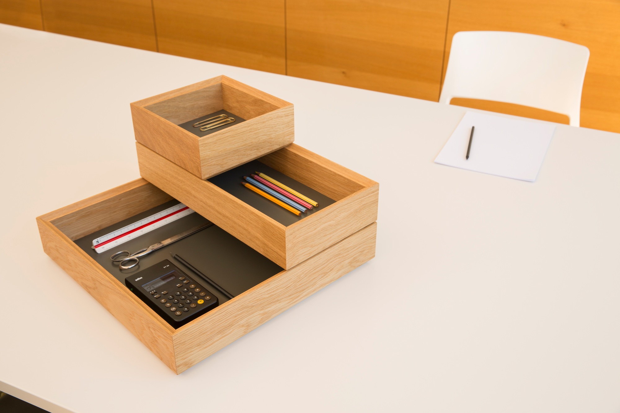 Tidy Tablett 3er-Set Grau Favius aus Holz auf Schreibtisch mit Büroartikeln zur Aufbewahrung.