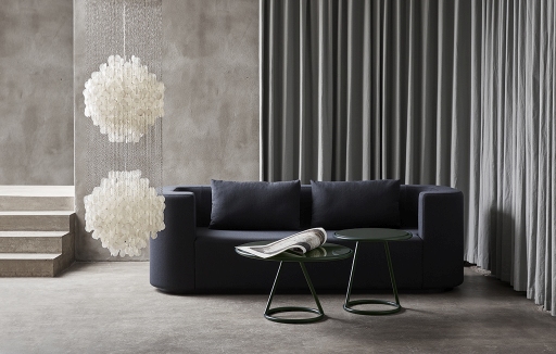 VP168 Verpan 3-Sitzer Sofa in dunklem Stoff mit zwei grünen Beistelltischen und Pendelleuchten.