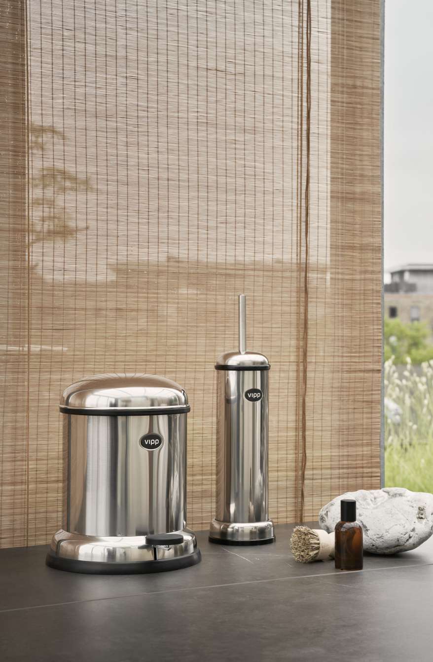 Vipp Toilettenbürste und Treteimer aus Edelstahl im Badezimmer, elegante Badaccessoires für ein stilvolles Zuhause.