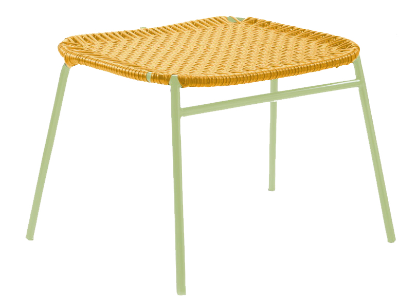 Cielo Fußhocker von ames für den Außenbereich mit gelber Sitzfläche und grünen Beinen.