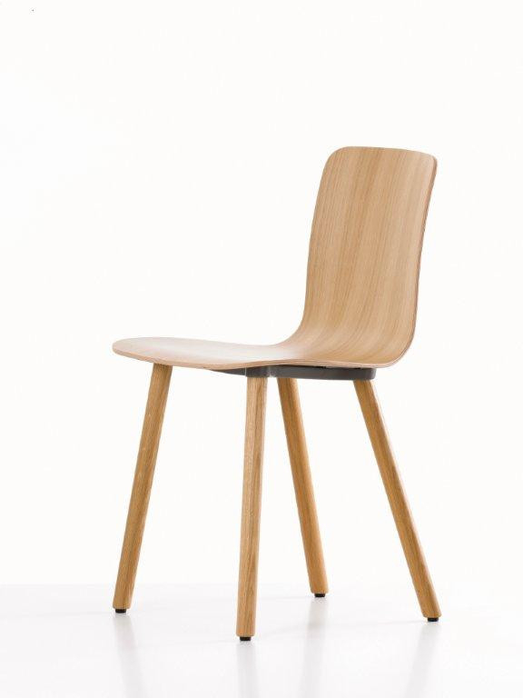 Vitra Hal Ply Wood Stuhl mit hellem Holzfurnier und minimalistischem Design.