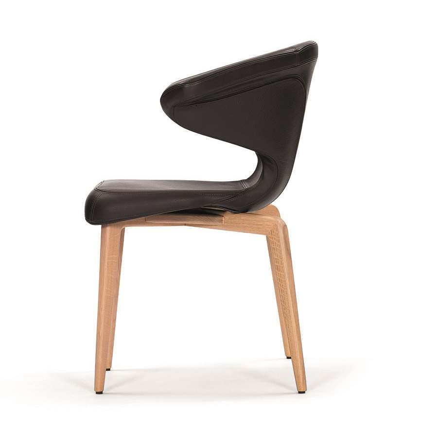 Munich Armchair Stuhl: Ansicht von der Seite, Lederbezug und Holzbeine.