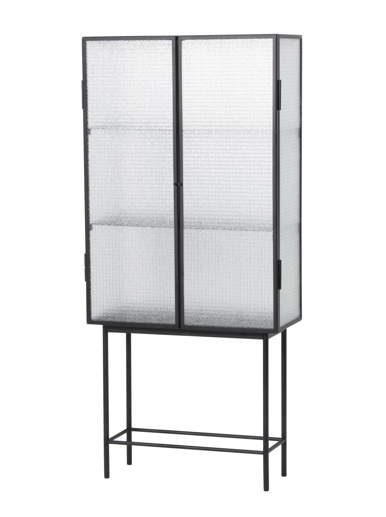 Haze Vitrine von Ferm Living mit Strukturglas und schwarzem Metallrahmen auf filigranem Gestell.