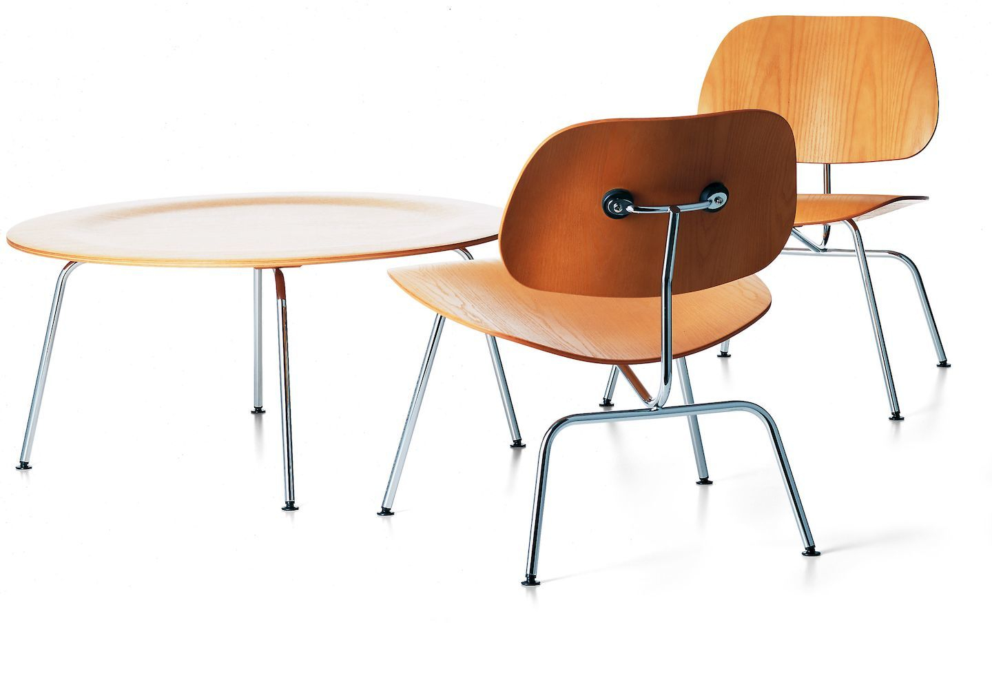 Vitra Plywood Group LCM Stuhl und Tisch aus Holz mit verchromten Beinen.