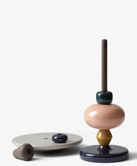 Buntes Shuffle Tisch MH1 von AndTradition, ein moderner Beistelltisch aus lackiertem Holz.