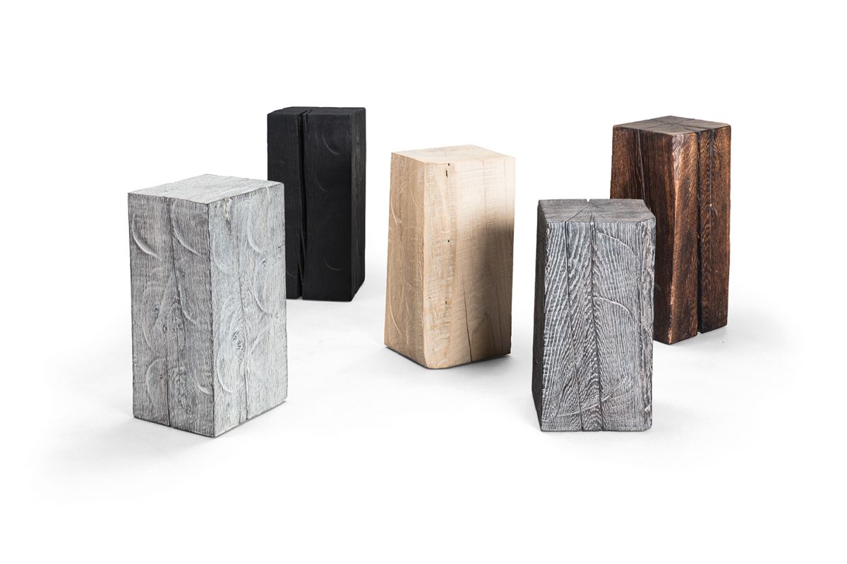 Fünf Janua SK 02 Cube Hocker und Beistelltische aus Holz in verschiedenen Farben.