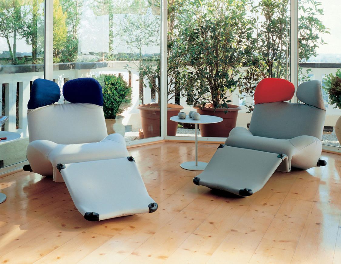 Zwei Cassina Wink Sessel in Anthrazit und Weiß mit verstellbarer Rückenlehne und Fußstütze. Designmöbel für Wohnzimmer.